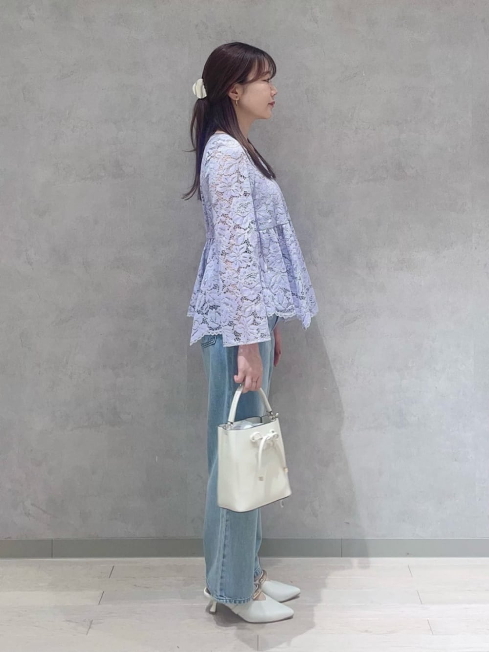 ブルー系のデニムパンツ、ブルー系のシャツ/ブラウスを着用したレディースの春コーディネートの2枚目の写真