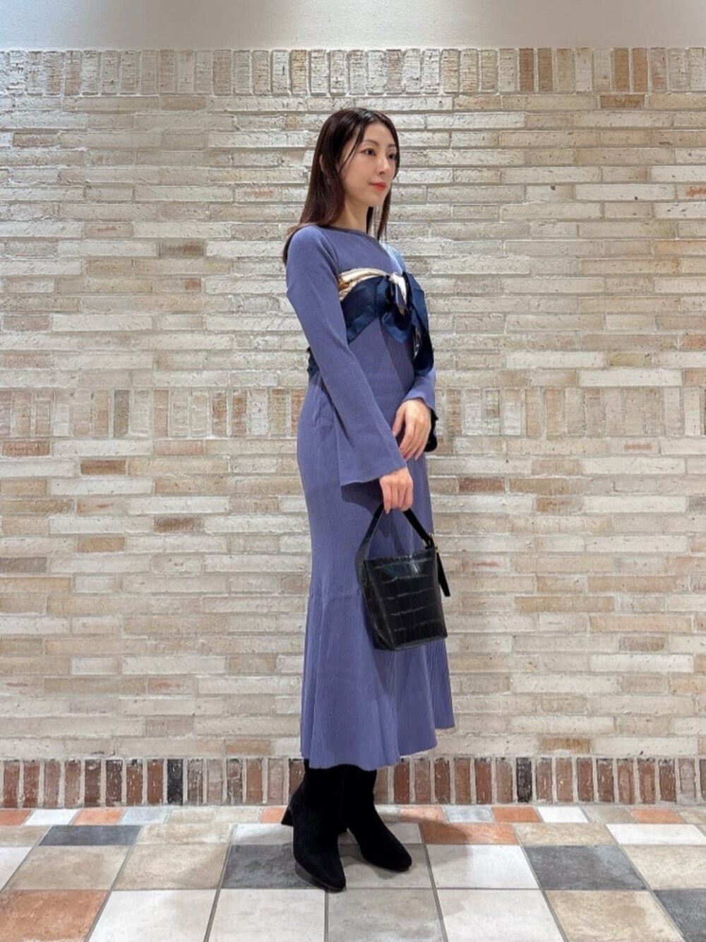 ブルー系のワンピース、ブルー系のストール/ショールを着用したレディースの秋コーディネートの2枚目の写真