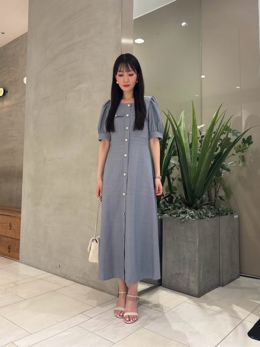 「カジュアル、カジュアルコーデ、シンプルコーデ、シンプル、ワンピース、ワンピーススタイル、ワンピースコーデ、夏コーデ、夏、夏コーデ、オトナカジュアル、オトナ女子、大人カジュアル、大人コーデ、大人女子」｜「EDIT COLOGNEのフロントベルトミニショルダーバッグ（ショルダーバッグ、ホワイト系）」を使った、PROPORTION STAFFさん（レディース・162cm）の夏コーディネートの3枚目の写真