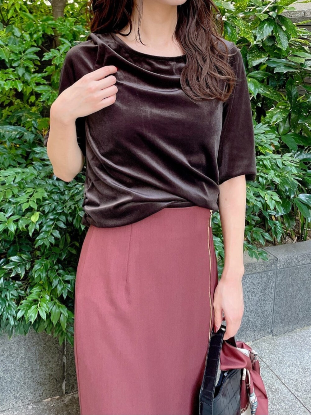 ブラック系のパンプス、グレー系のTシャツ/カットソー、レッド系のスカートを着用したレディースの秋コーディネートの2枚目の写真