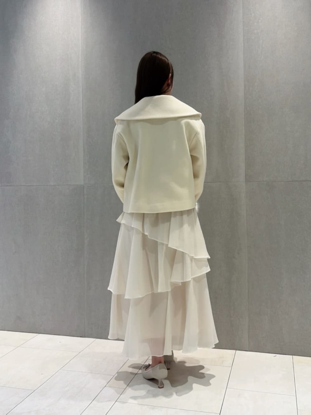 ベージュ系のパンプス、ホワイト系のショルダーバッグ、ピンク系のニット/セーターを着用したレディースの秋コーディネートの4枚目の写真