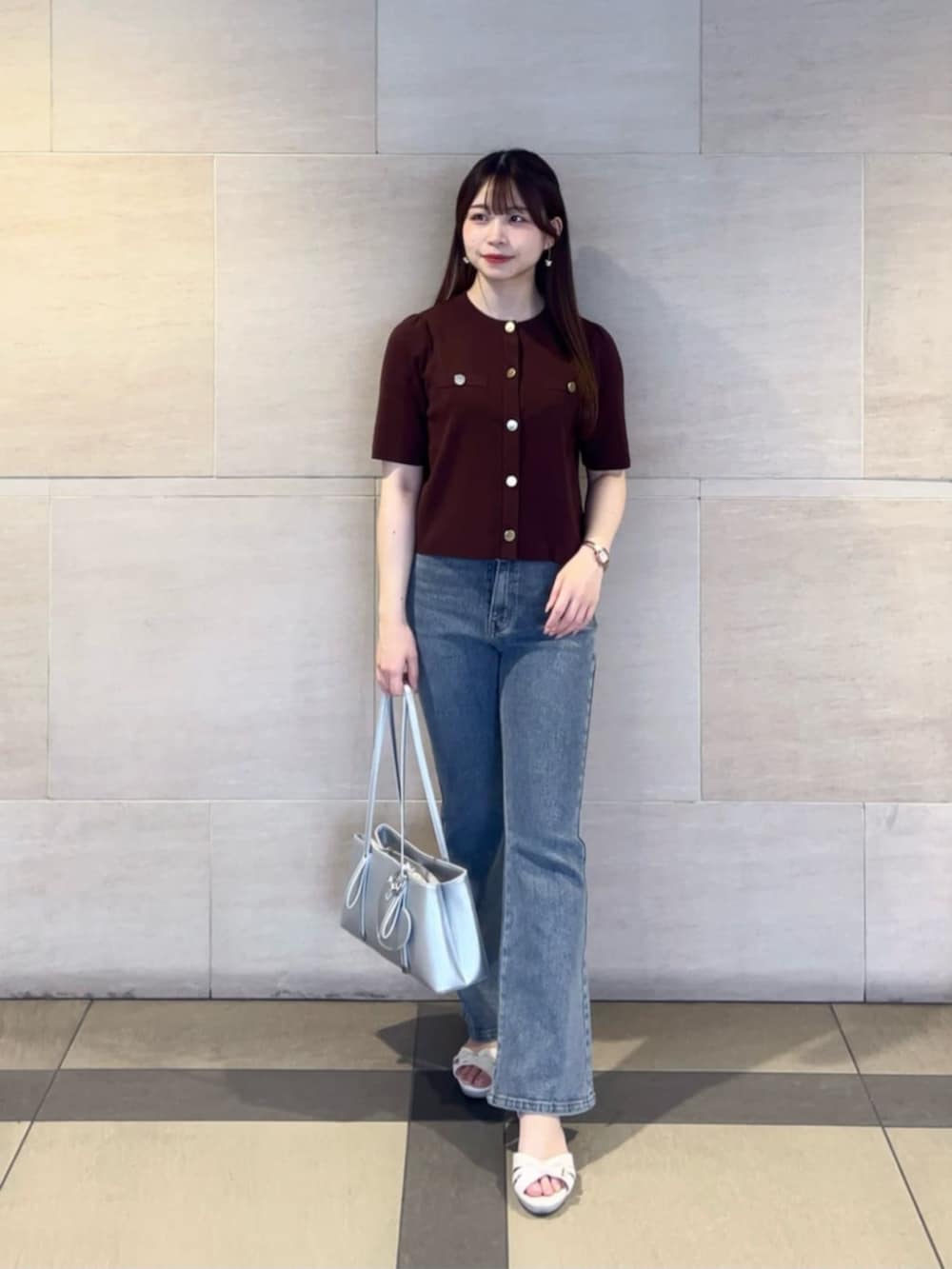 ブラウン系のカーディガン/ボレロ、ブルー系のデニムパンツを着用したレディースの秋コーディネートの2枚目の写真