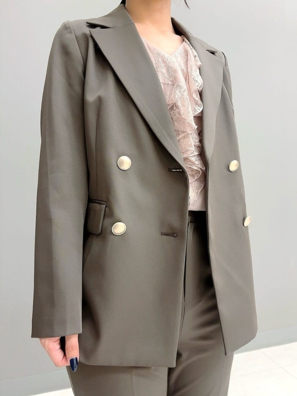 ブラウン系のテーラードジャケット、ブラウン系のその他パンツ、ピンク系のシャツ/ブラウスを着用したレディースの秋コーディネートの3枚目の写真