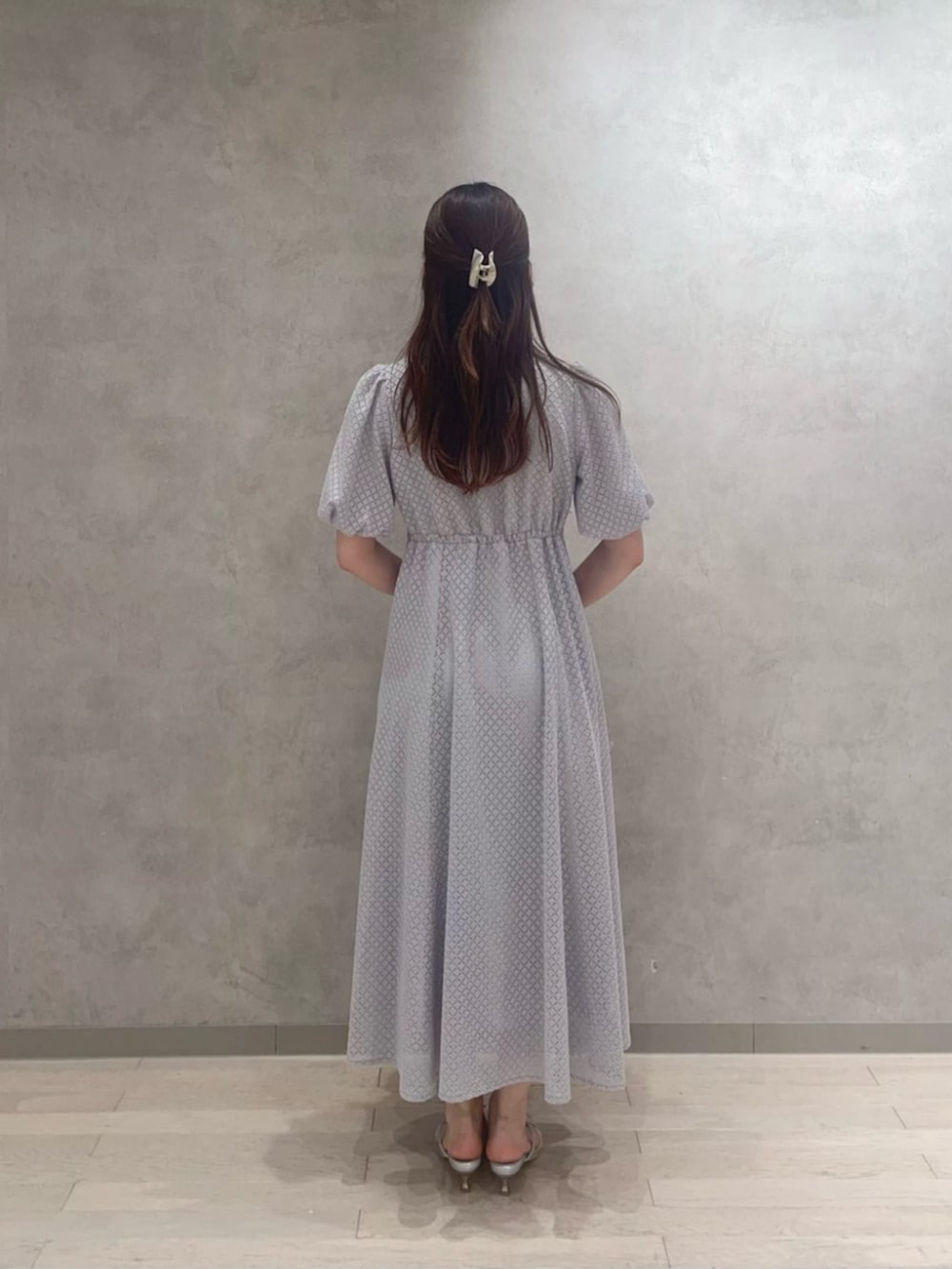 シルバー系のパンプス、グレー系のショルダーバッグ、グレー系のワンピースを着用したレディースの春コーディネートの3枚目の写真