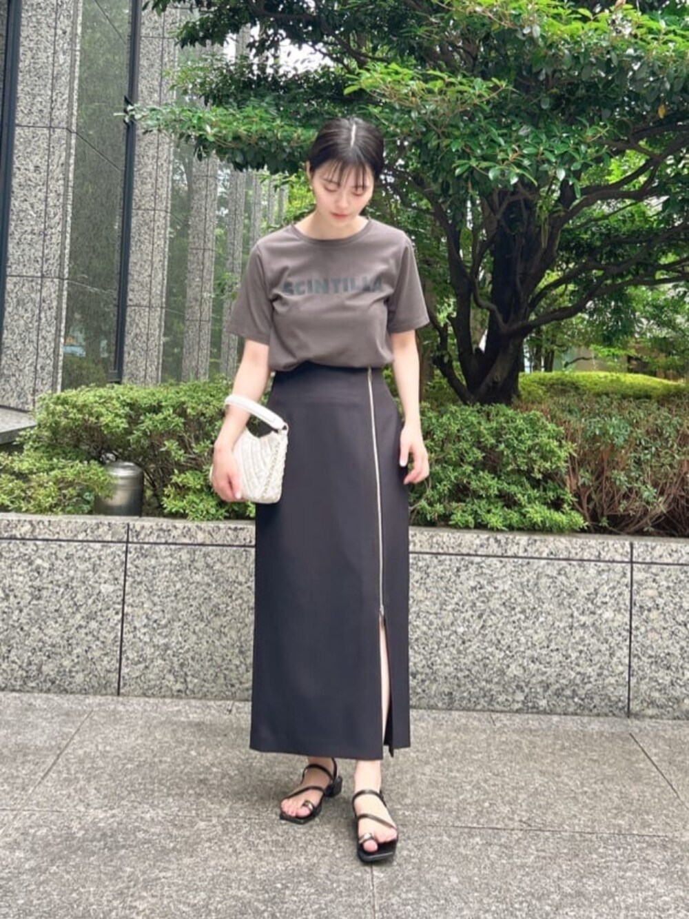 グレー系のTシャツ/カットソー、ブラック系のスカートを着用したレディースの秋コーディネートの2枚目の写真