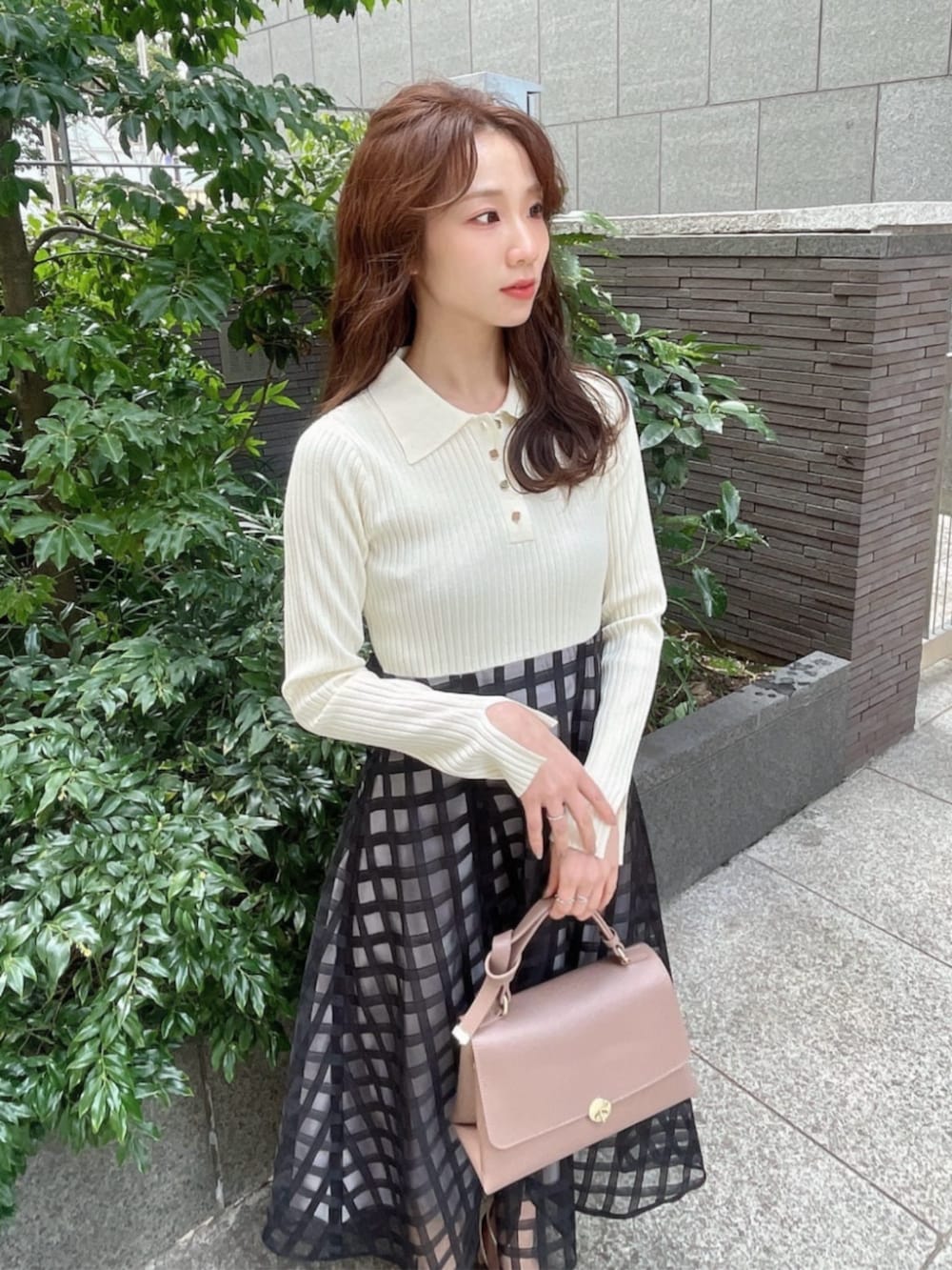 ベージュ系のパンプス、ブラック系のワンピースを着用したレディースの春コーディネートの3枚目の写真