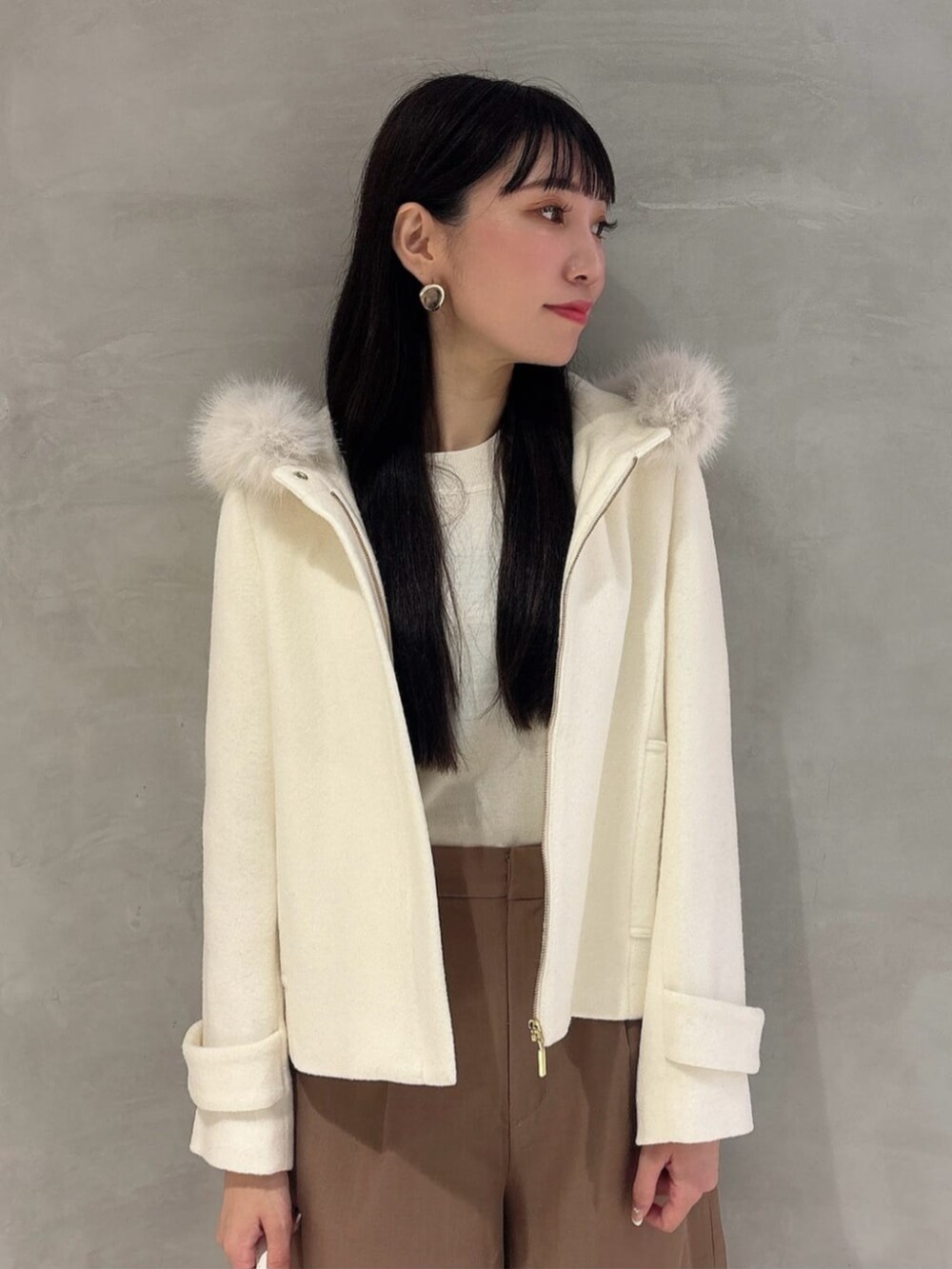 ホワイト系のショルダーバッグ、ホワイト系のブルゾン、ベージュ系のその他パンツを着用したレディースの秋コーディネートの3枚目の写真