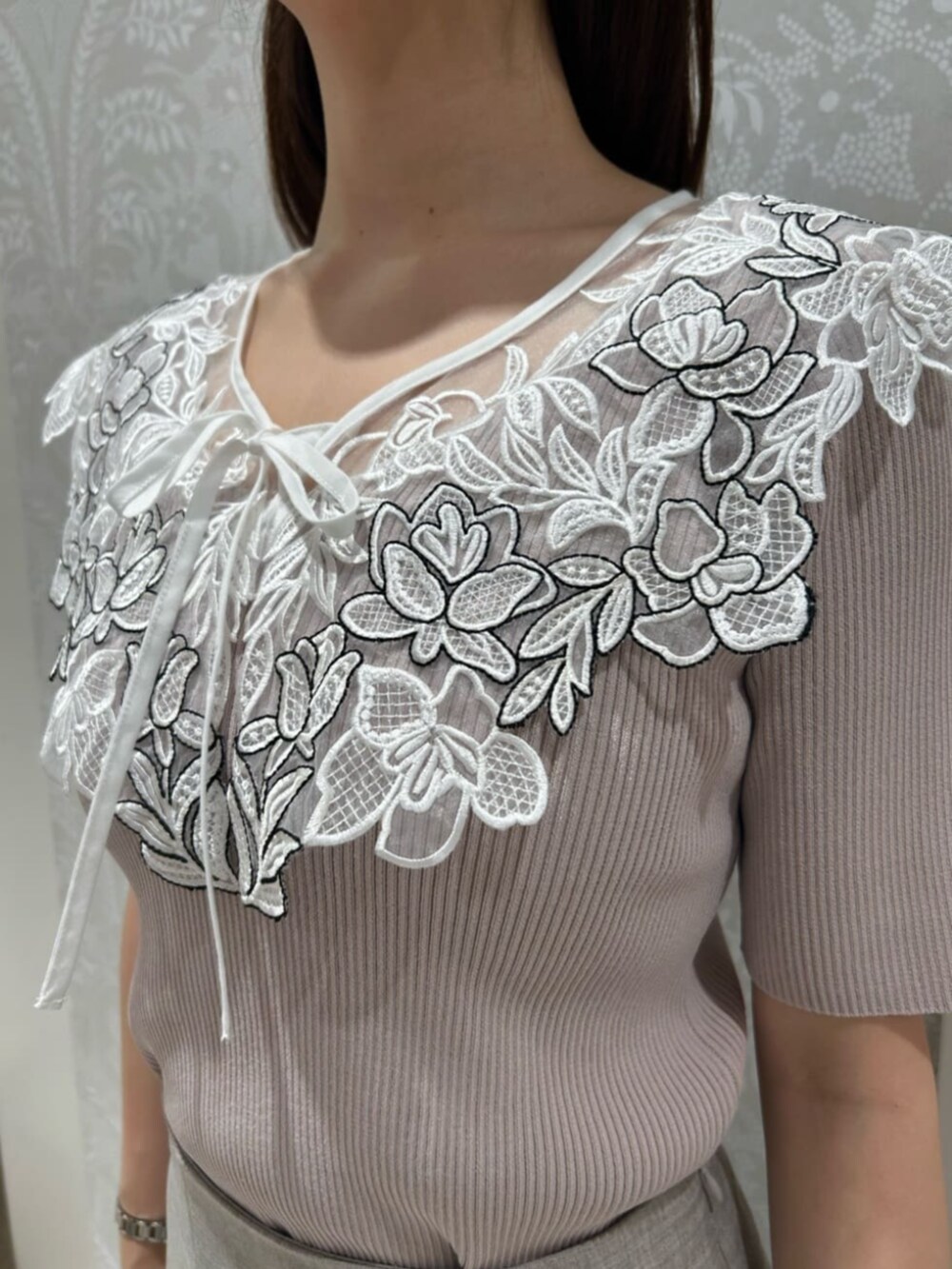 ブラウン系のスカート、ピンク系のニット/セーター、ピンク系のパンプスを着用したレディースの夏コーディネートの3枚目の写真