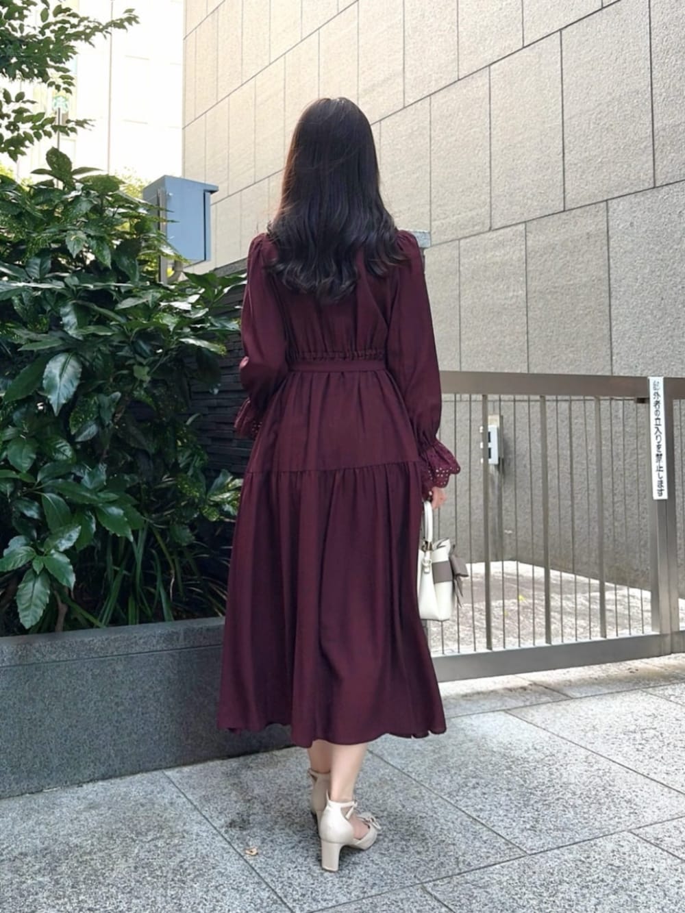 ベージュ系のパンプス、ホワイト系のショルダーバッグ、ベージュ系のテーラードジャケットを着用したレディースの秋コーディネートの4枚目の写真