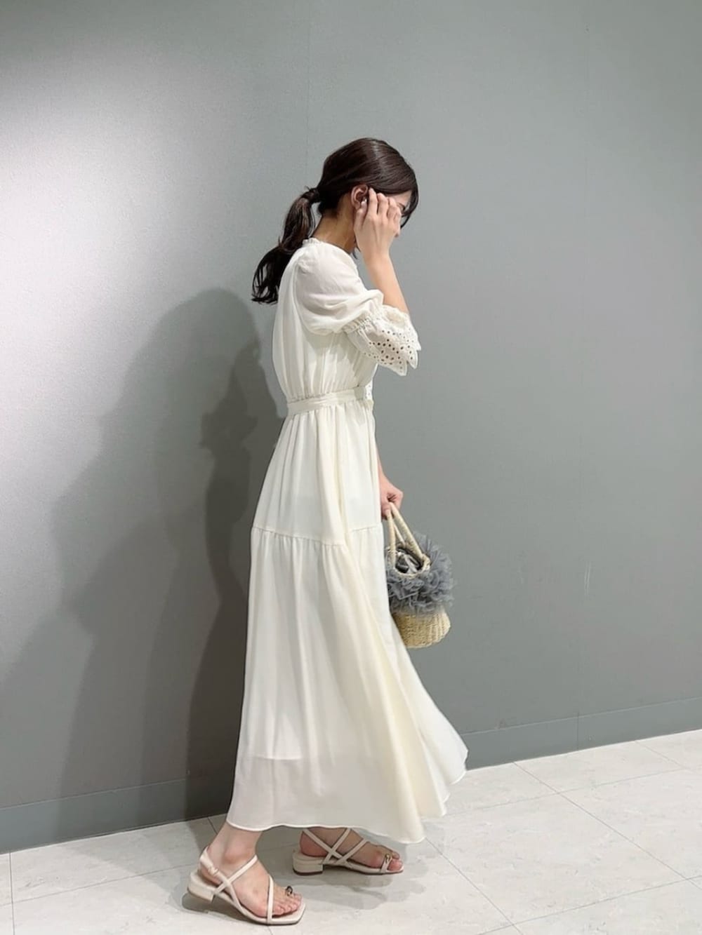 ホワイト系のワンピース、ホワイト系のパンプスを着用したレディースの春コーディネートの3枚目の写真