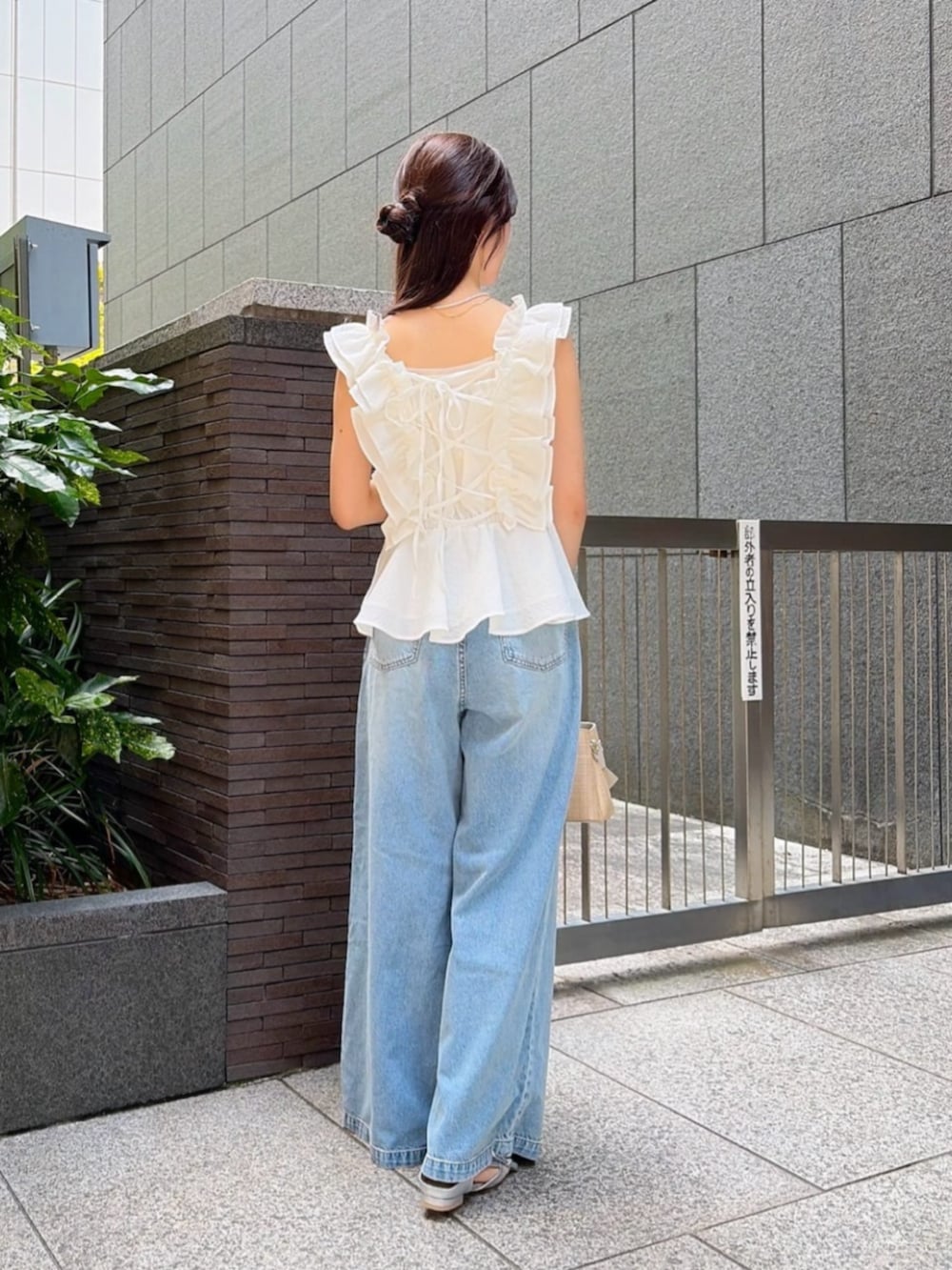 ブルー系のその他パンツ、ホワイト系のショルダーバッグ、ホワイト系のシャツ/ブラウスを着用したレディースの夏コーディネートの3枚目の写真