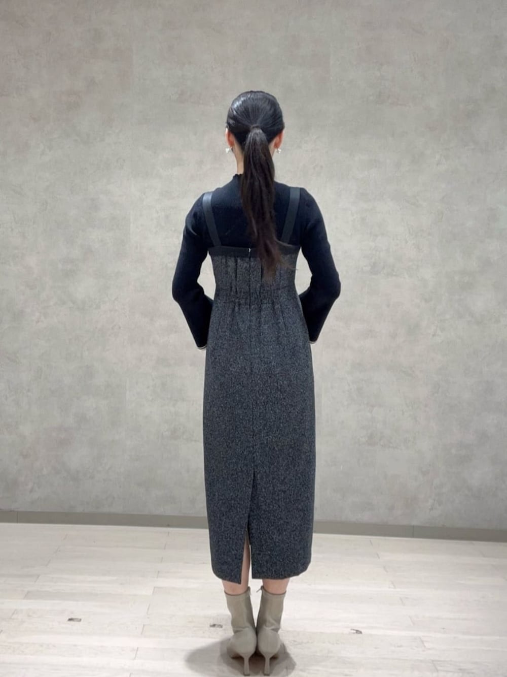 ブラック系のニット/セーター、ブラック系のワンピース、ホワイト系のトートバッグを着用したレディースの秋コーディネートの3枚目の写真