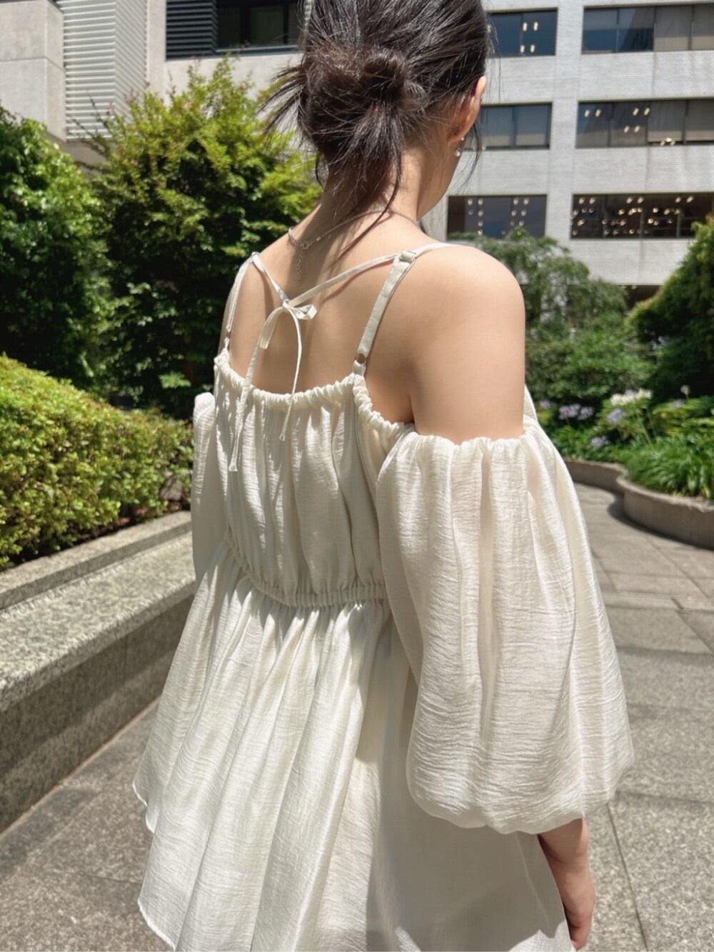 ブラック系のパンプス、ホワイト系のシャツ/ブラウス、ブラウン系のその他パンツを着用したレディースの夏コーディネートの3枚目の写真