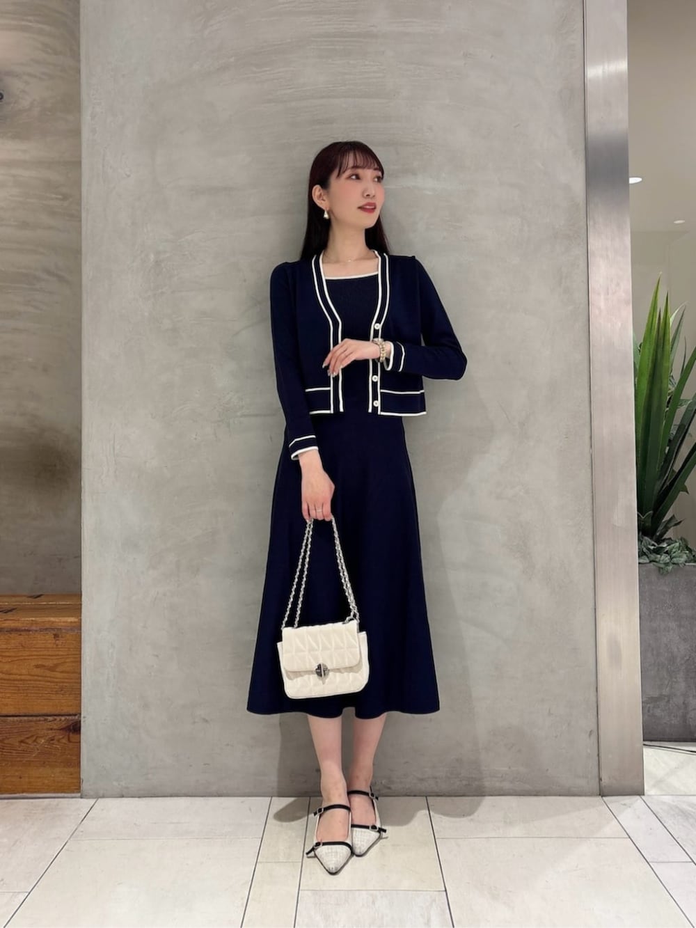 ホワイト系のショルダーバッグ、ブルー系のワンピースを着用したレディースの春コーディネートの3枚目の写真