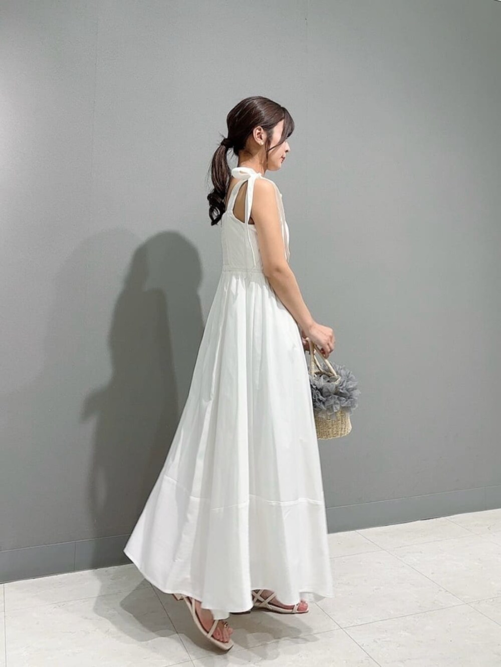 ホワイト系のパンプス、グレー系のかごバッグ、ベージュ系のカーディガン/ボレロを着用したレディースの春コーディネートの3枚目の写真