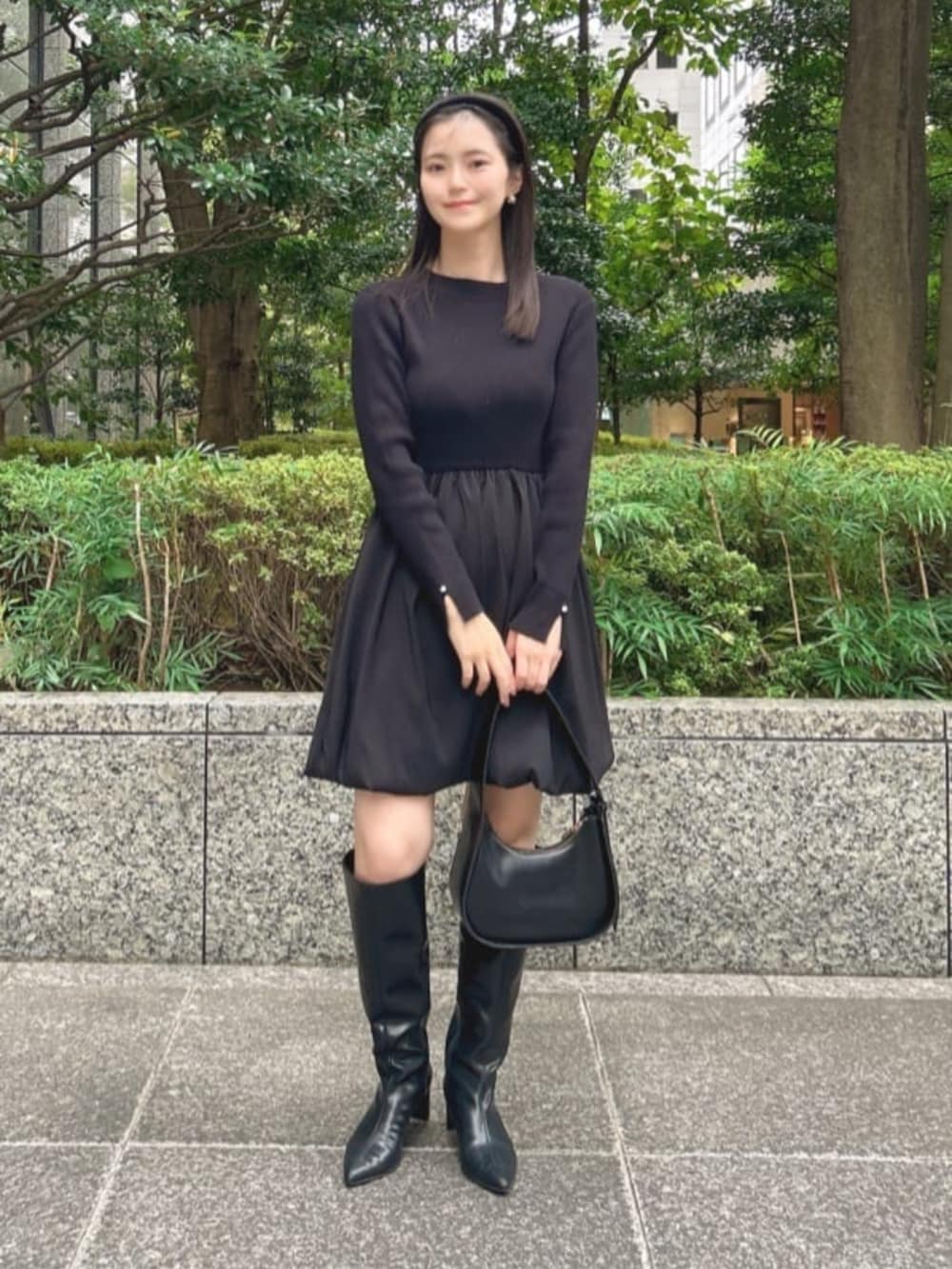 ブラック系のブーツ、ブラック系のワンピースを着用したレディースの秋コーディネートの2枚目の写真