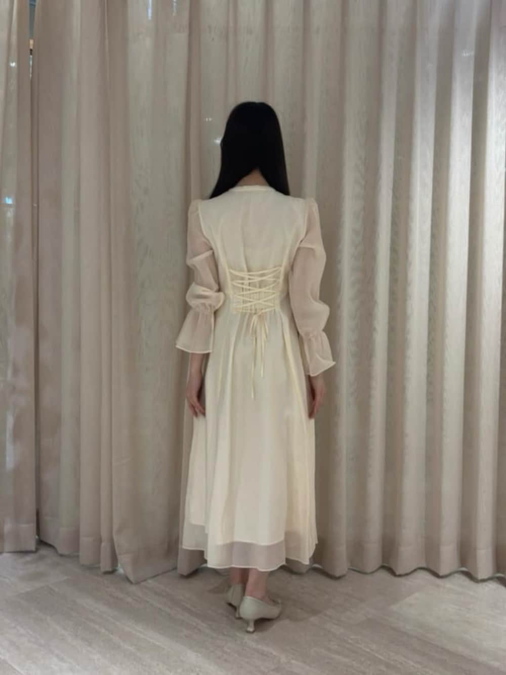 ホワイト系のワンピースを着用したレディースの春コーディネートの3枚目の写真