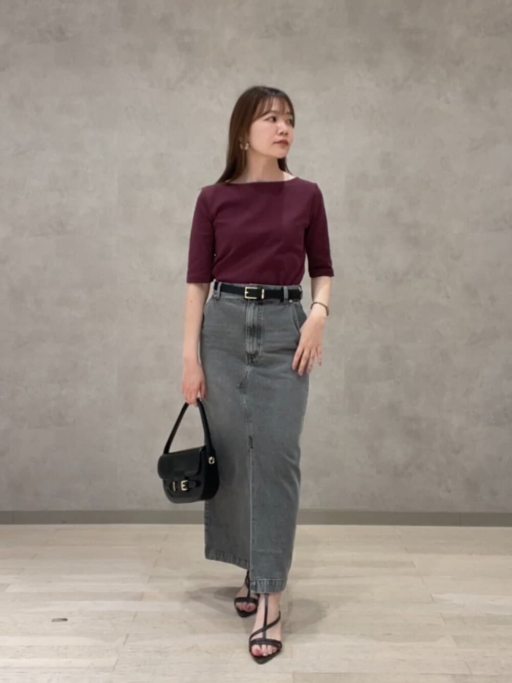 ブラック系のショルダーバッグ、レッド系のTシャツ/カットソー、グレー系のスカートを着用したレディースの夏コーディネートの2枚目の写真