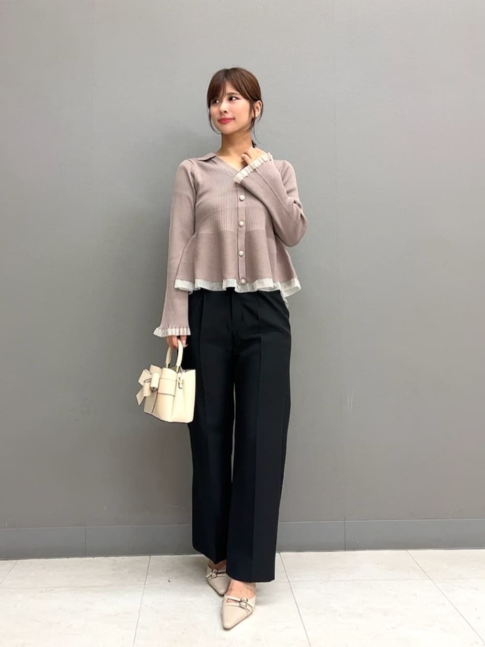 ベージュ系のパンプス、ホワイト系のショルダーバッグ、ブラック系のその他パンツを着用したレディースの秋コーディネートの2枚目の写真