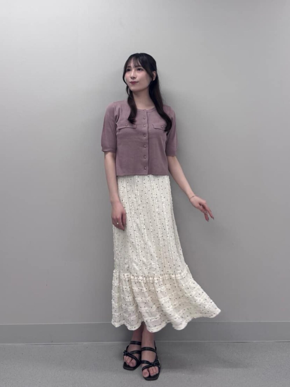 ピンク系のカーディガン/ボレロ、ホワイト系のスカートを着用したレディースの秋コーディネートの2枚目の写真