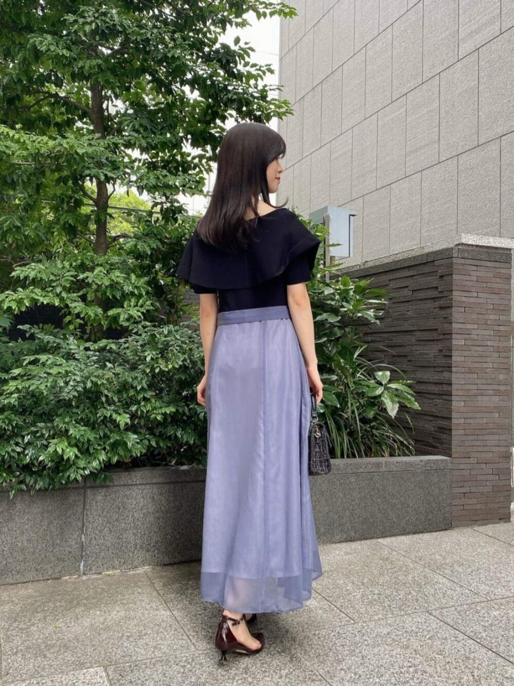 ブルー系のワンピース、ブラック系のショルダーバッグを着用したレディースの秋コーディネートの2枚目の写真