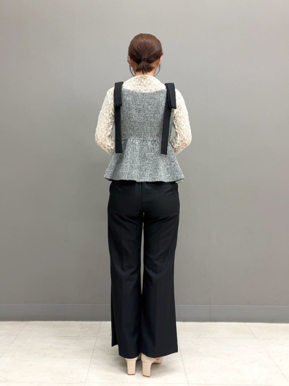 ベージュ系のパンプス、ホワイト系のショルダーバッグ、ブラック系のその他パンツを着用したレディースの秋コーディネートの3枚目の写真