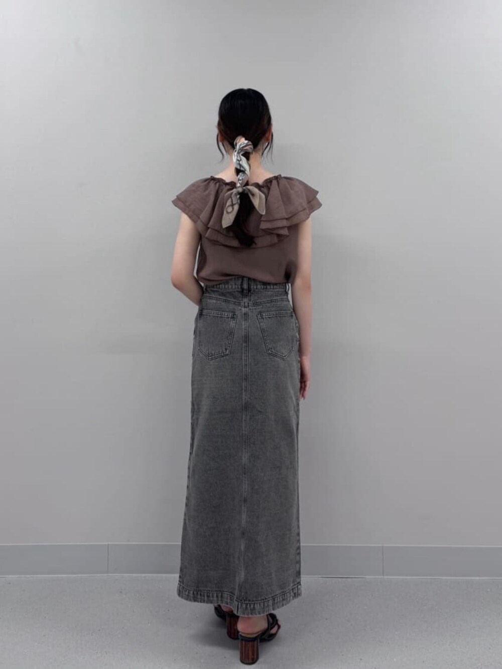 グレー系のスカート、ブラウン系のシャツ/ブラウスを着用したレディースの秋コーディネートの2枚目の写真