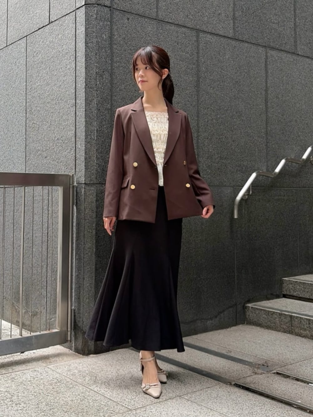 ベージュ系のパンプス、ブラウン系のテーラードジャケット、ホワイト系のシャツ/ブラウスを着用したレディースの秋コーディネートの2枚目の写真