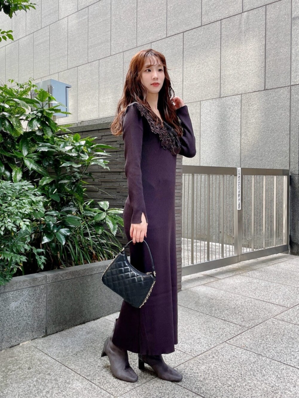 グレー系のワンピースを着用したレディースの秋コーディネートの2枚目の写真