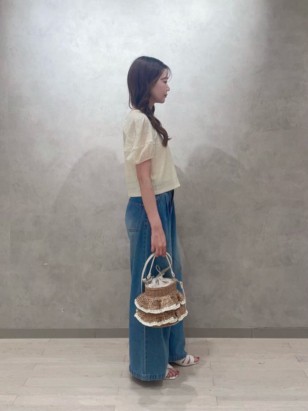 ベージュ系のショルダーバッグ、イエロー系のTシャツ/カットソー、ブルー系のその他パンツを着用したレディースの夏コーディネートの2枚目の写真