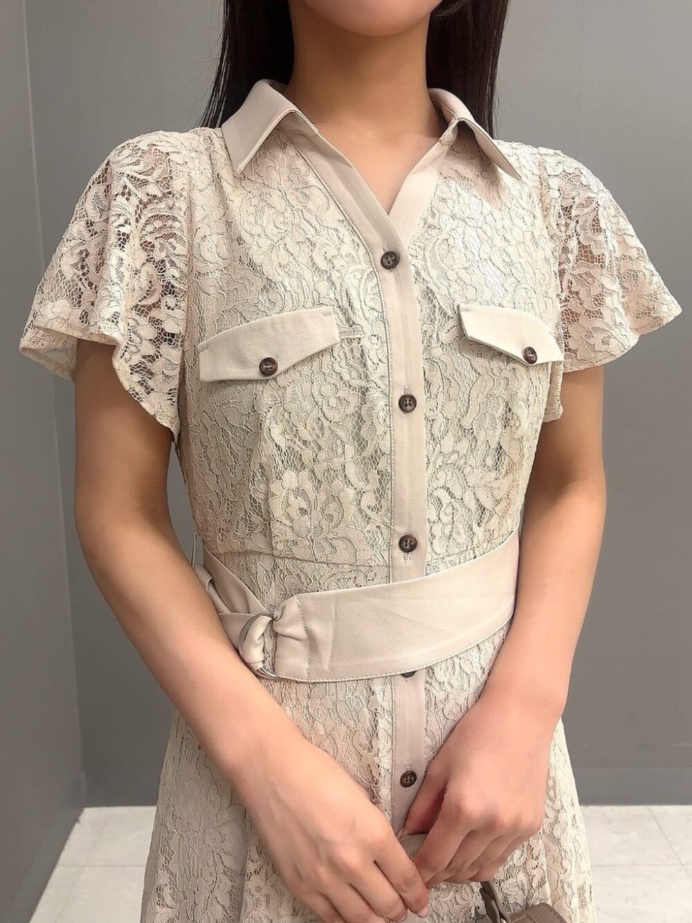 ブラウン系のショルダーバッグ、ベージュ系のワンピースを着用したレディースの夏コーディネートの3枚目の写真