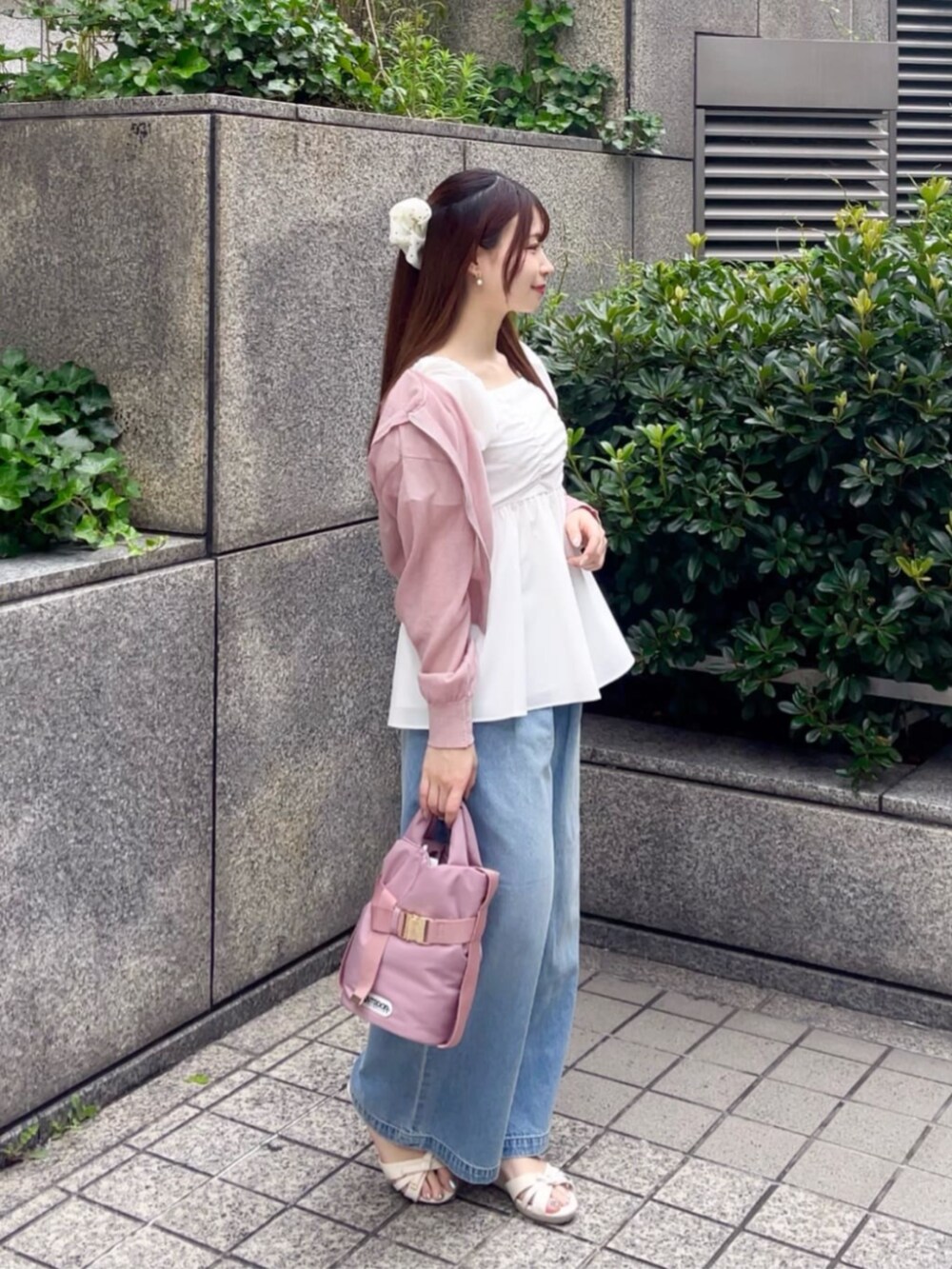 ピンク系のパーカー、ホワイト系のシャツ/ブラウス、ブルー系のその他パンツを着用したレディースの夏コーディネートの3枚目の写真