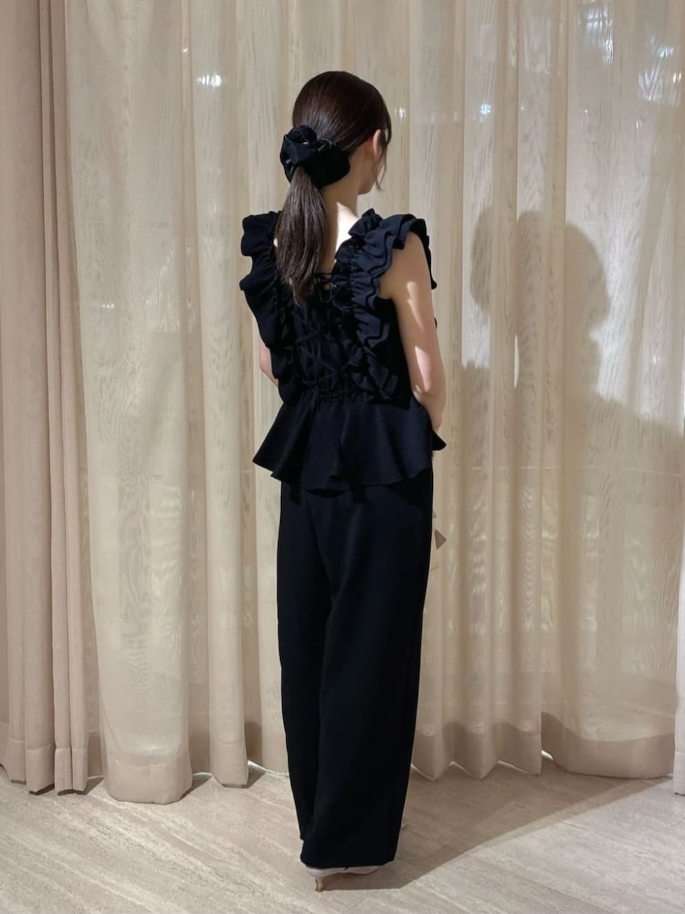 パープル系のパンプス、ホワイト系のショルダーバッグ、ブラック系のシャツ/ブラウスを着用したレディースの夏コーディネートの2枚目の写真
