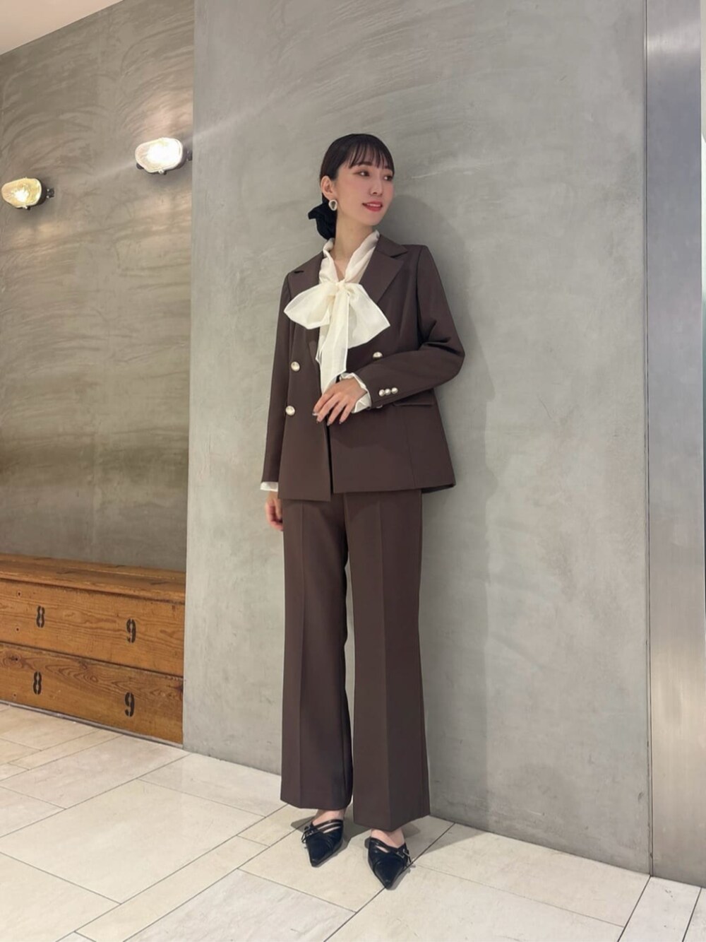ブラック系のパンプス、ブラウン系のその他パンツ、ブラウン系のテーラードジャケットを着用したレディースの秋コーディネートの3枚目の写真