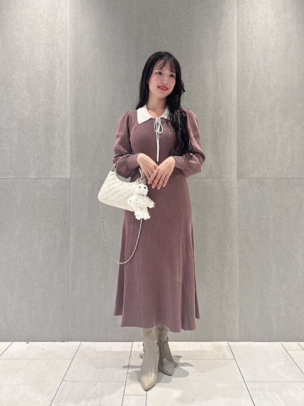 ブラック系のブルゾン、ブラウン系のワンピースを着用したレディースの冬コーディネートの3枚目の写真