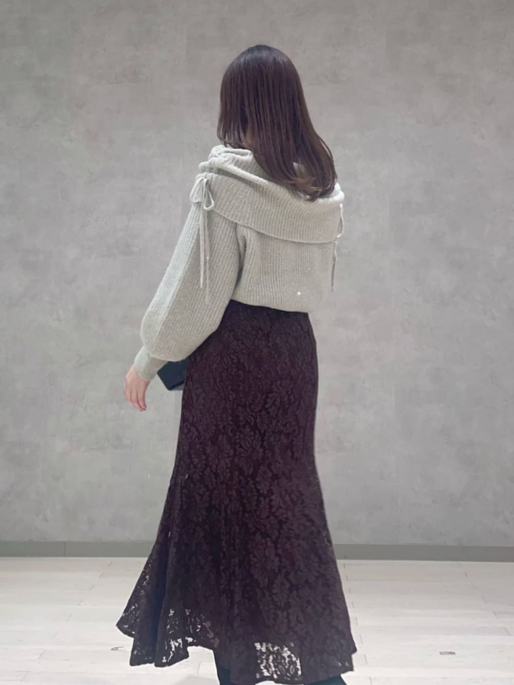 ベージュ系のニット/セーター、ブラウン系のスカートを着用したレディースの冬コーディネートの3枚目の写真