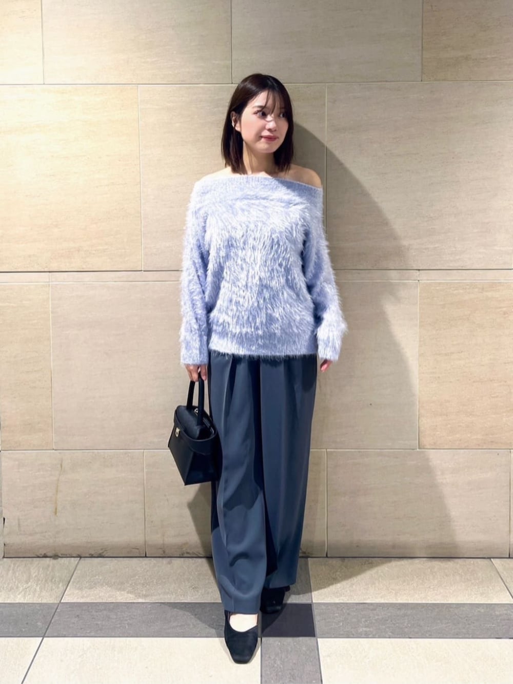 グレー系のその他パンツ、ブルー系のニット/セーターを着用したレディースの秋コーディネートの2枚目の写真