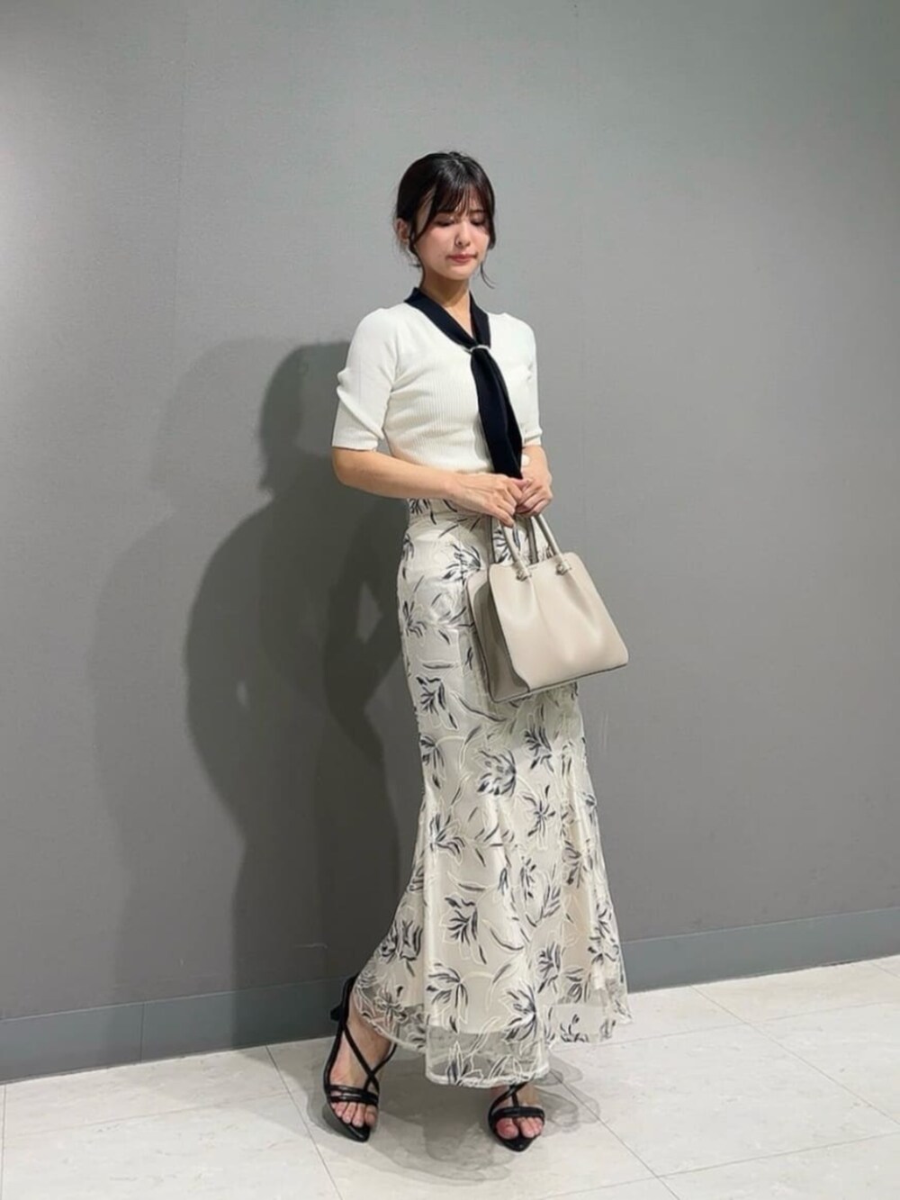 「カジュアル、カジュアルコーデ、シンプルコーデ、シンプル、オフィスカジュアル、夏コーデ、夏、オトナカジュアル、オトナ女子、オトナカワイイ、きれいめカジュアル、キレイめ、きれいめ、お出かけコーデ、休日スタイル」|「PROPORTION BODY DRESSINGのパール付きボウタイニット / 1215170512(ニット/セーター、ホワイト系)」を使った、PROPORTION STAFFさん(レディース・159cm)の夏コーディネートの2枚目の写真