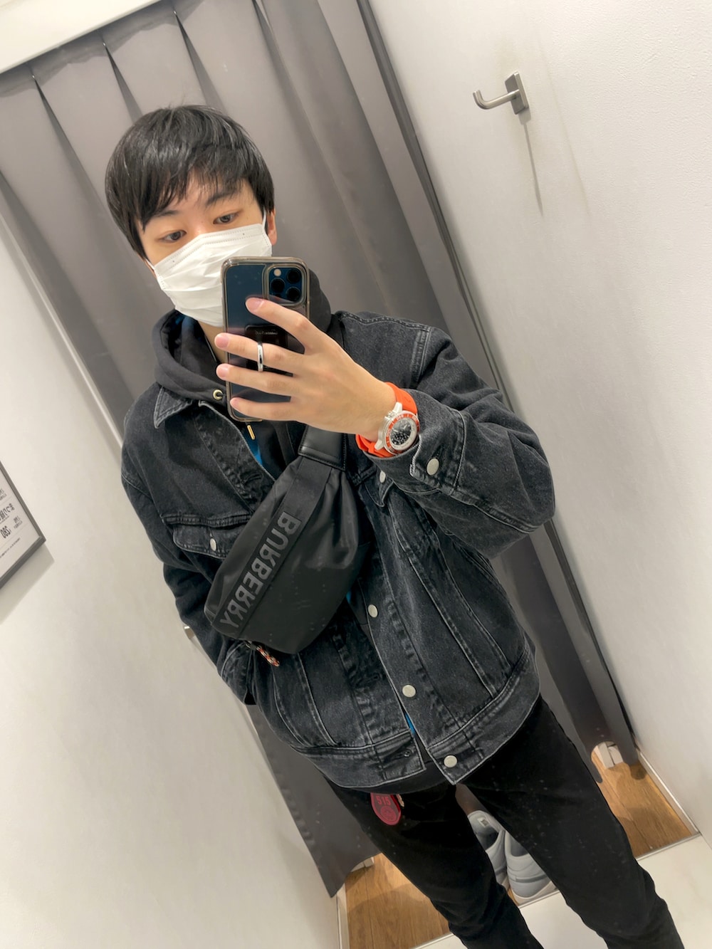 「ブラックコーデ、モノトーン、秋」｜「LeeのLee / Black Rider Jacket（デニムジャケット、ブラック系）」を使った、sh-yaさん（メンズ・176cm）の秋コーディネートの2枚目の写真