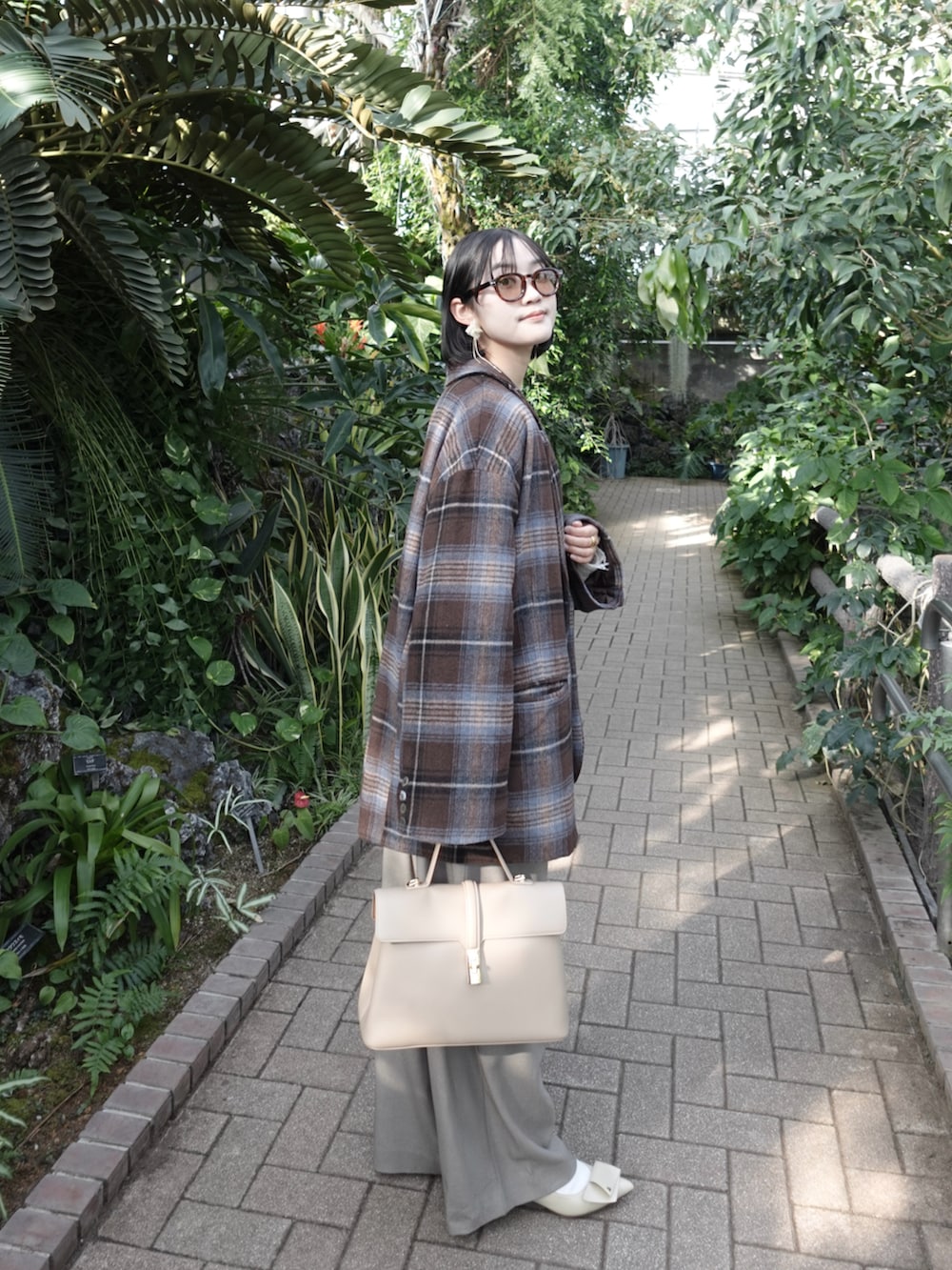 その他のジャケット/アウター、ベージュ系のハンドバッグ、イエロー系のパンプスを着用したレディースの冬コーディネートの2枚目の写真