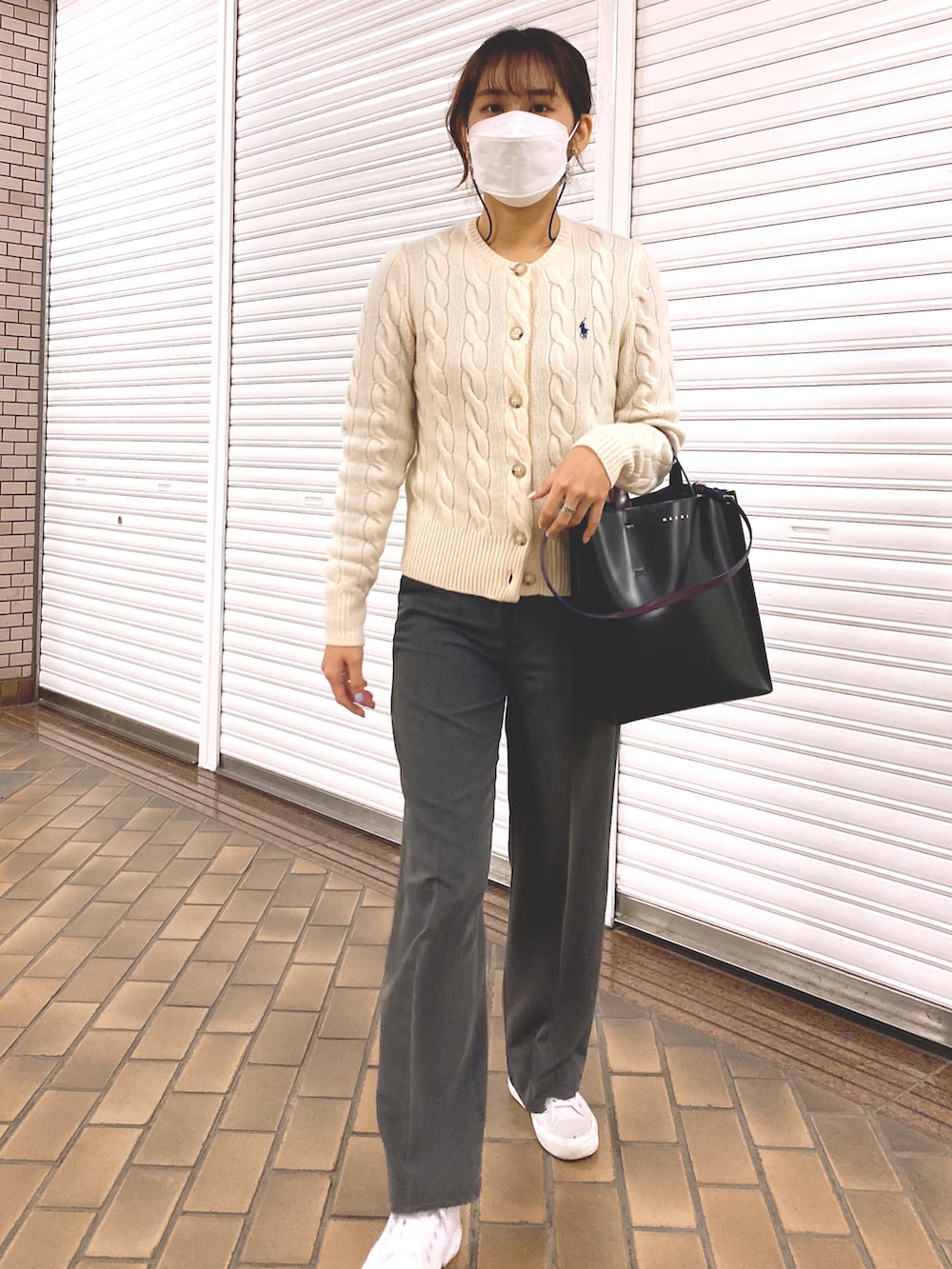 「シンプル、MARNI、Polo Ralph Lauren、韓国ファッション、韓国コーデ」｜「MARNIのMUSEO / ミニショッピングバッグ（トートバッグ、ブラック系）」を使った、Jさん（レディース・160cm）の冬コーディネートの2枚目の写真