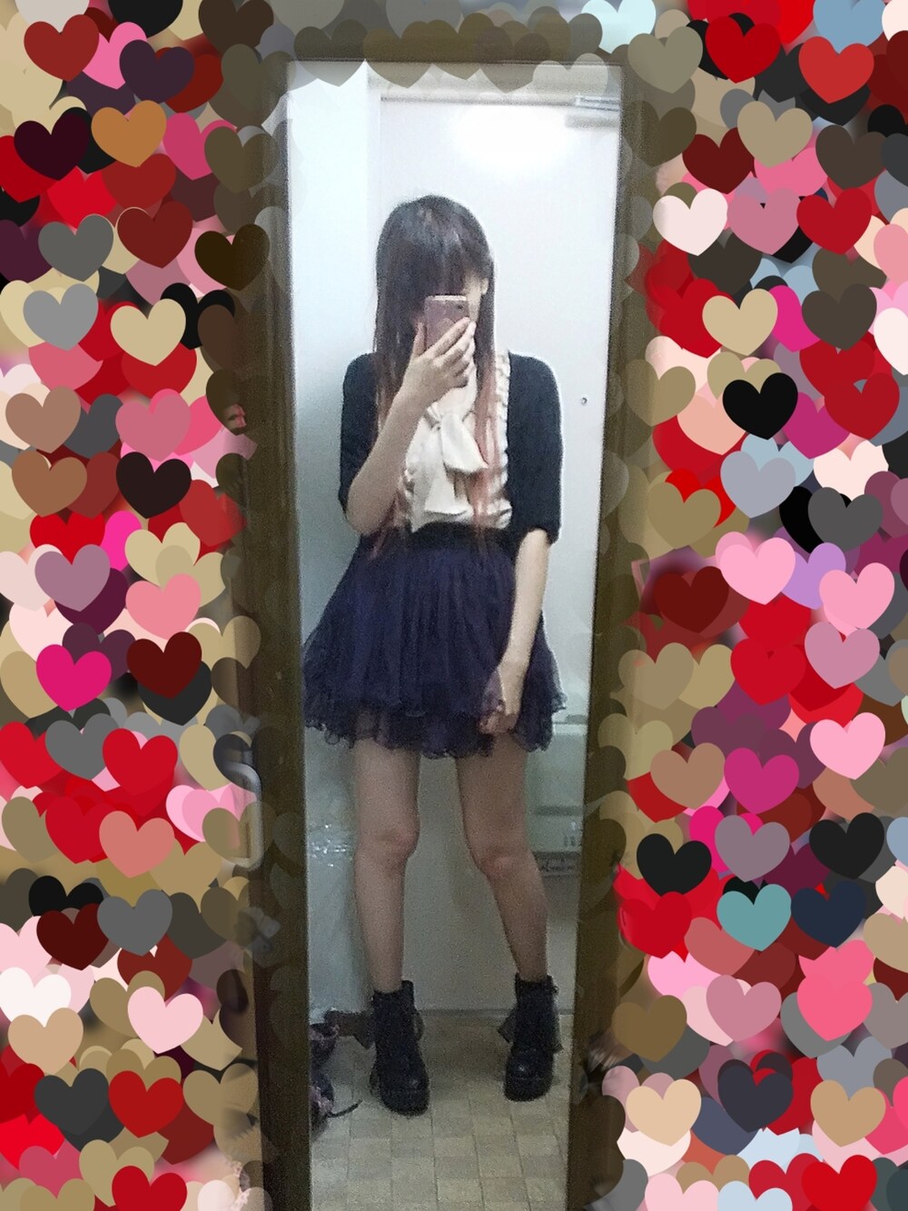 ベージュ系のシャツ/ブラウスを着用したレディースの秋コーディネートの2枚目の写真