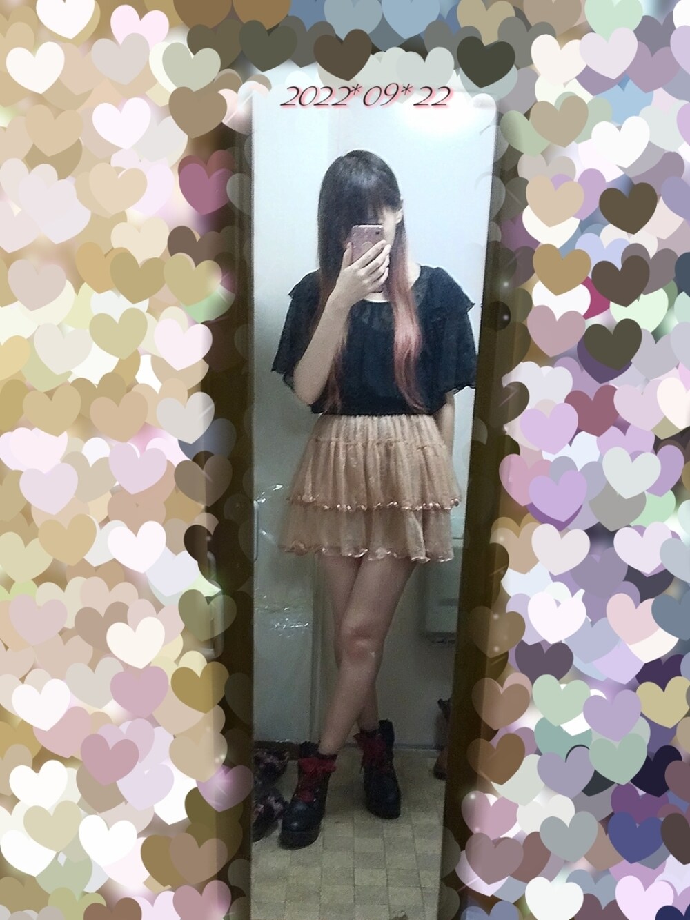 ベージュ系のスカートを着用したレディースの秋コーディネートの2枚目の写真