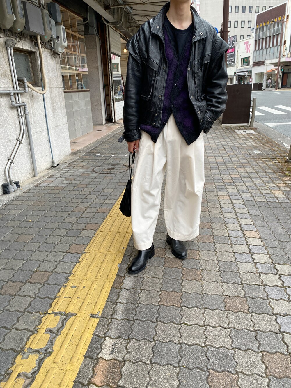 パープル系のカーディガン/ボレロ、ホワイト系のその他パンツ、ブラック系のショルダーバッグを着用したメンズの冬コーディネートの2枚目の写真