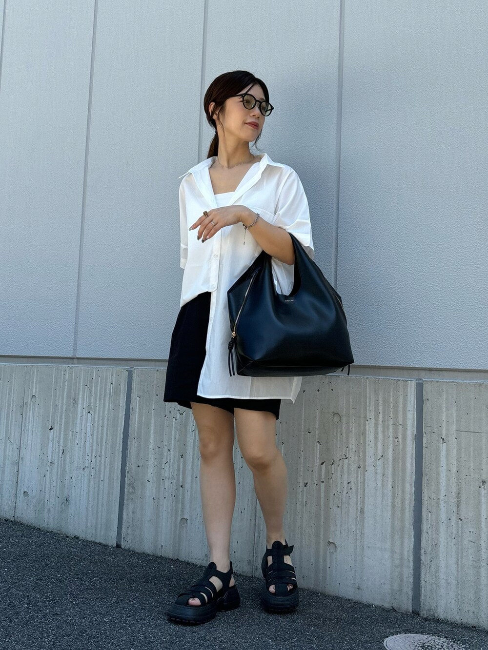 ブラック系のその他パンツを着用したレディースの夏コーディネートの2枚目の写真