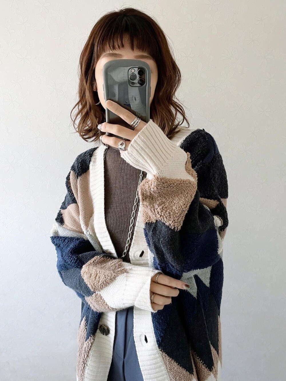 ホワイト系のカーディガン/ボレロ、ブラウン系のその他パンツを着用したレディースの冬コーディネートの2枚目の写真