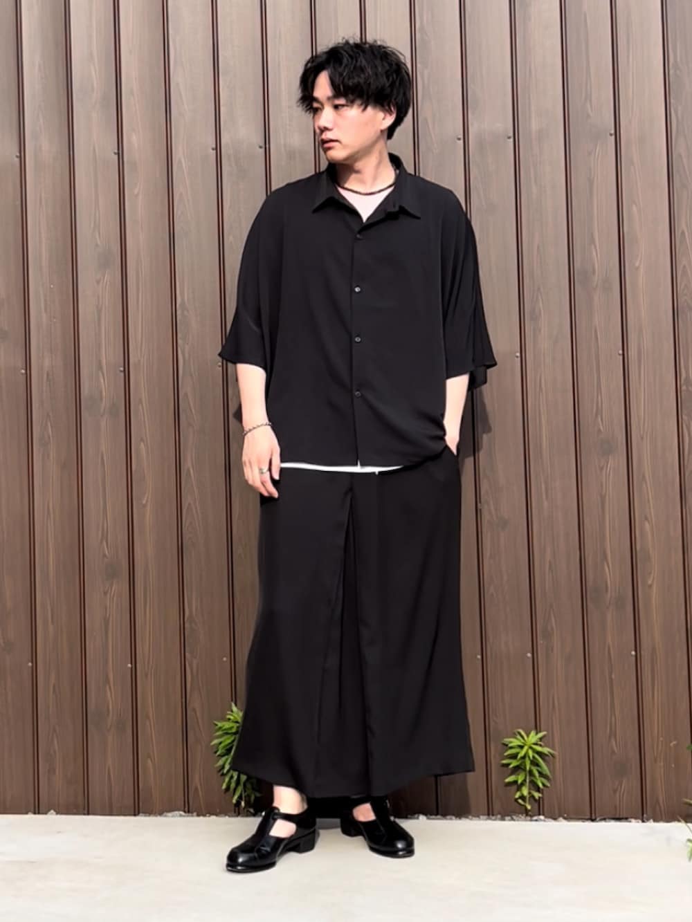 ブラック系のシャツ/ブラウス、ホワイト系のタンクトップ、ブラック系のその他パンツを着用したメンズの夏コーディネートの2枚目の写真