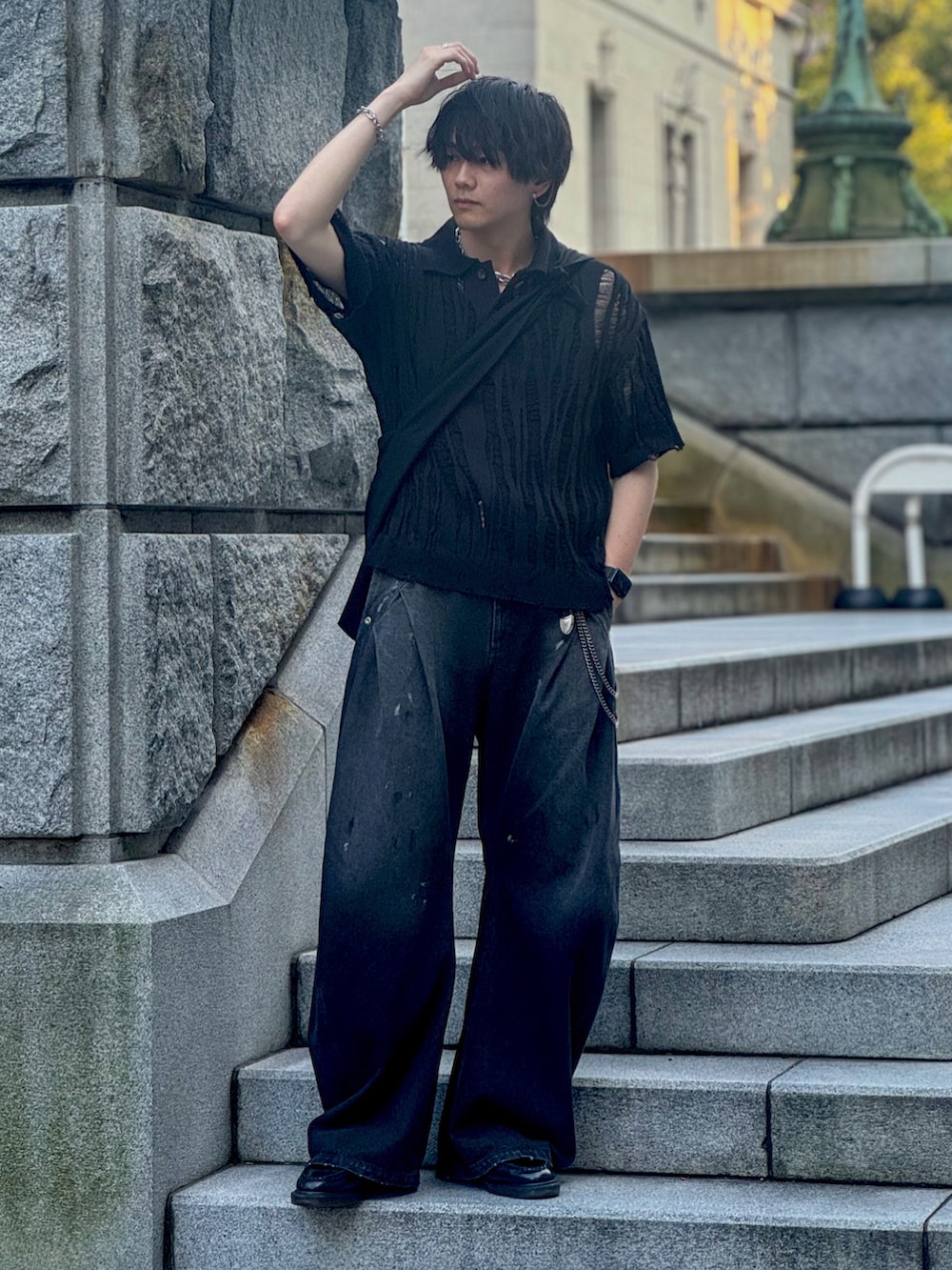 ブラック系のデニムパンツ、ブラック系のTシャツ/カットソー、ブラック系のショルダーバッグを着用したメンズの夏コーディネートの2枚目の写真