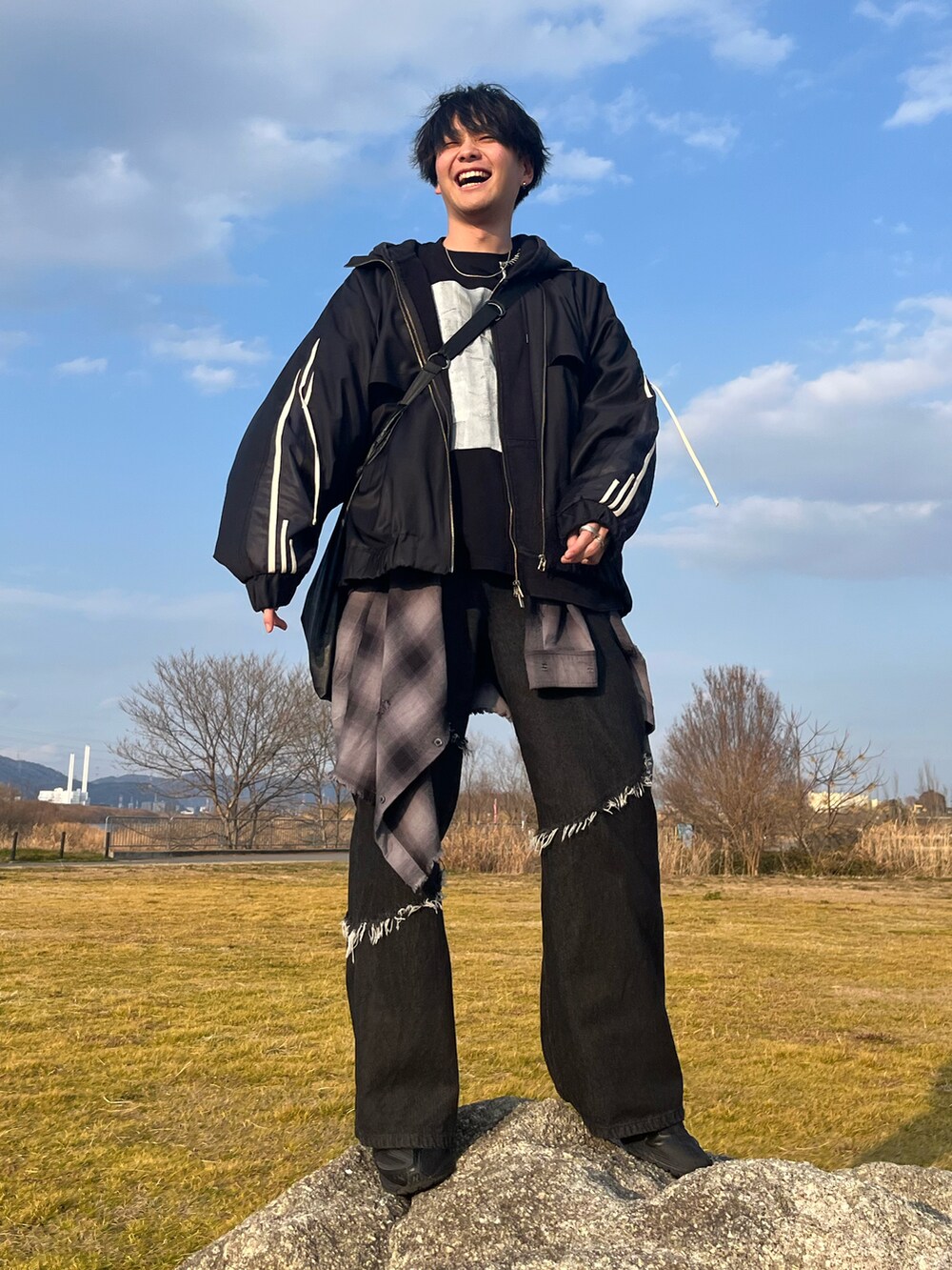 ブラック系のブルゾン、ブラック系のパーカー、ブラック系のTシャツ/カットソーを着用したメンズの冬コーディネートの2枚目の写真