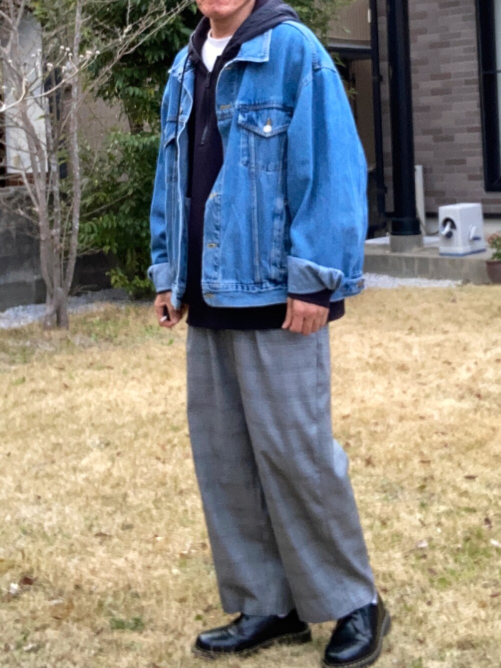 ブルー系のデニムジャケット、ブルー系のパーカー、ホワイト系のトップスを着用したメンズの春コーディネートの2枚目の写真